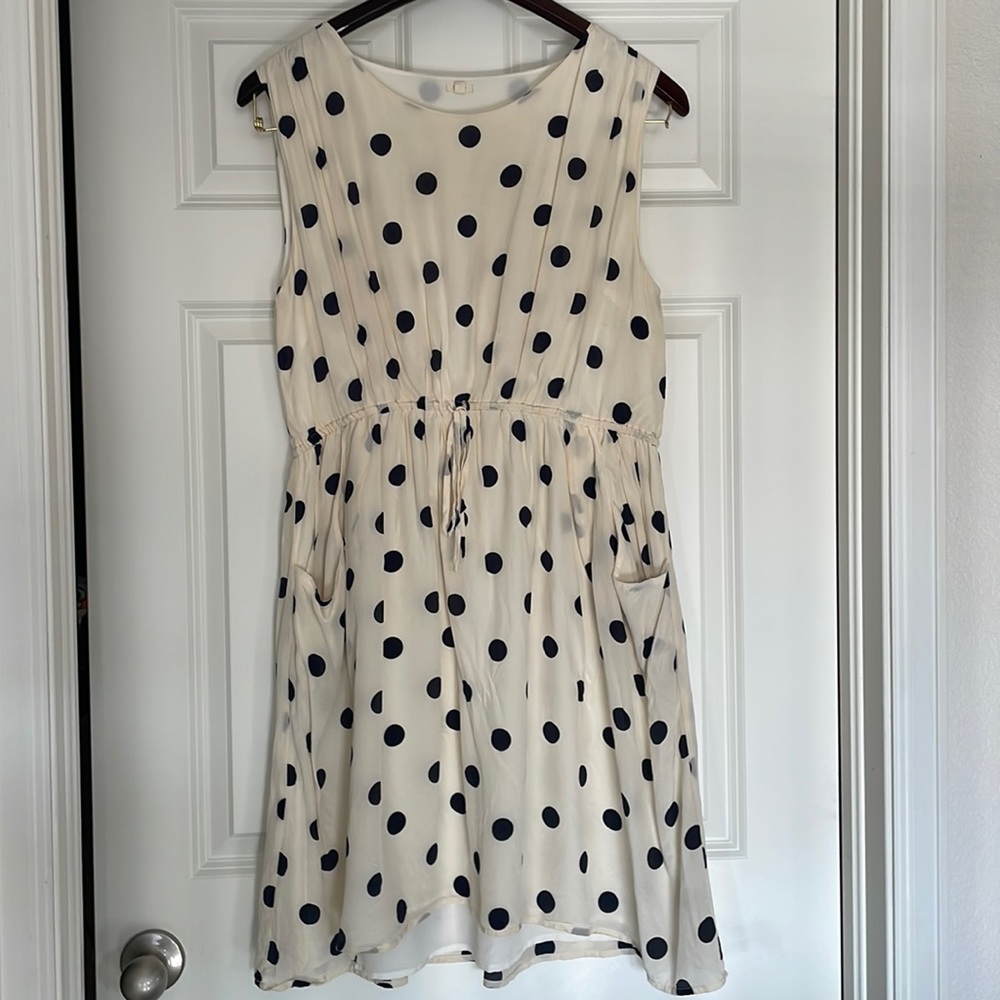 Drawstring tie waist,Side Pockets. Cream silk w/ navy polka dots. Hand wash.